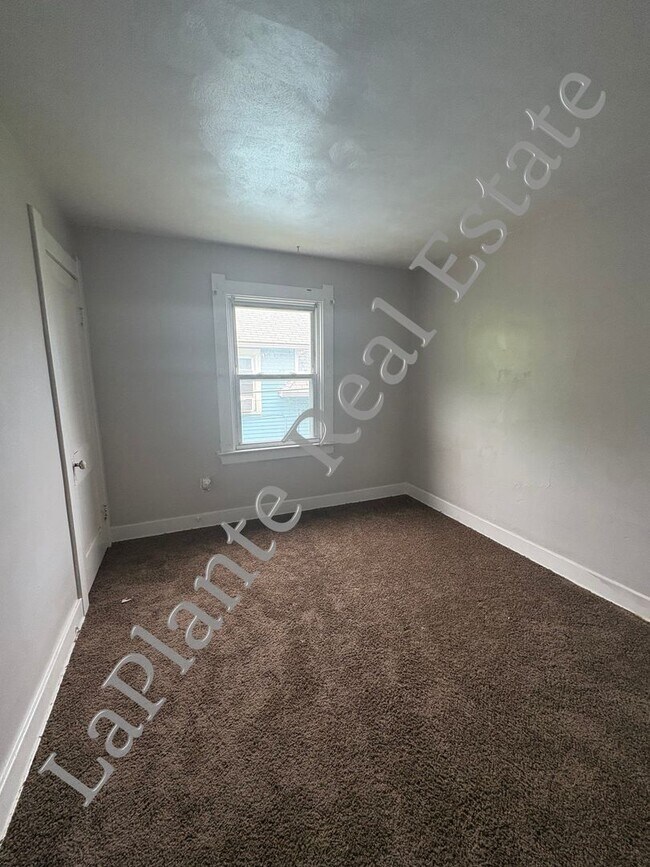 Building Photo - Bright & Spacious 3-Bed Home in Library Vi...