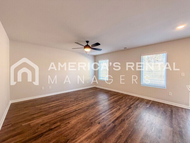 Building Photo - Bright and Spacious Lincoln Townhome for R...