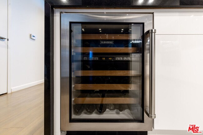 Building Photo - 10520 Wilshire Blvd