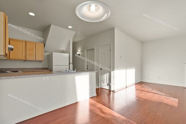 Building Photo - Spacious 2-Bedroom Townhouse with Dual Mas...