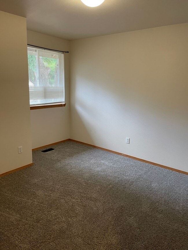 Building Photo - Spacious 3 bedroom 2 bathroom unit in Lake...