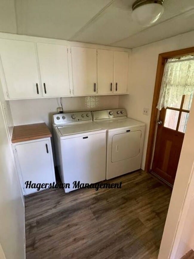 Building Photo - Property In Country Setting