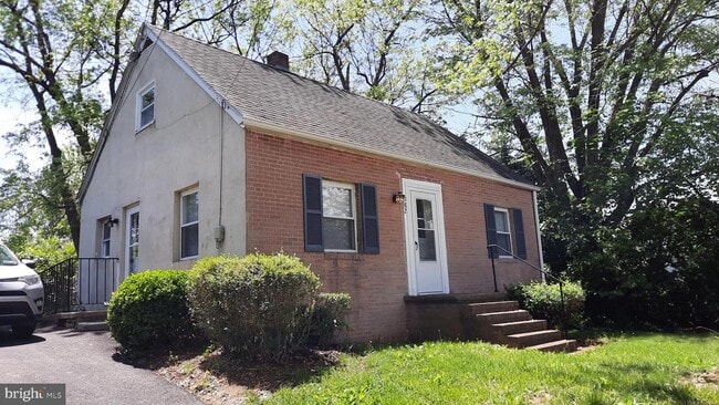 Building Photo - 382 W 11th St
