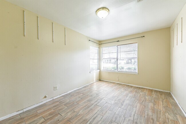 Building Photo - 4710 Wedgewood Dr