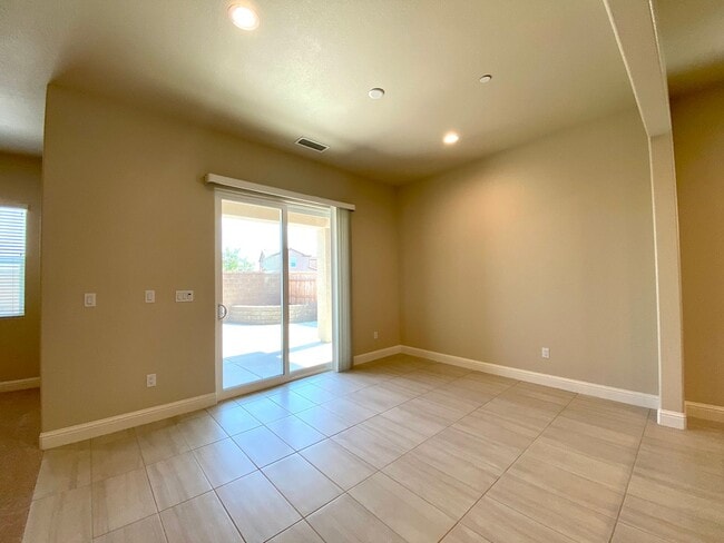 Building Photo - $2,495 Leonard & Ashlan, 3 Bedroom Home - ...