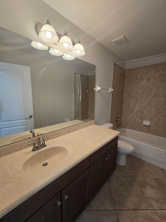 Building Photo - Luxurious Single-Family Home in Secluded Mount Dora Community