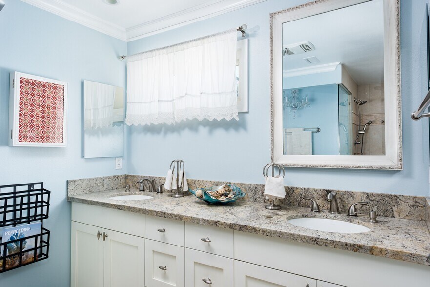Master bath - 3179 Sicily Ave
