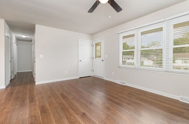 Building Photo - 203 Pecan Ln