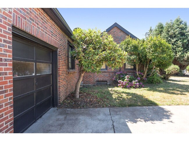 Building Photo - Gorgeous 2 bedroom 2 bath in SE Portland