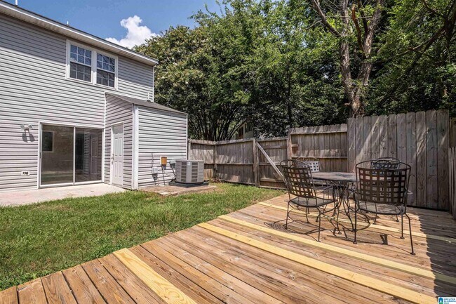 Building Photo - 1402 Applegate Dr