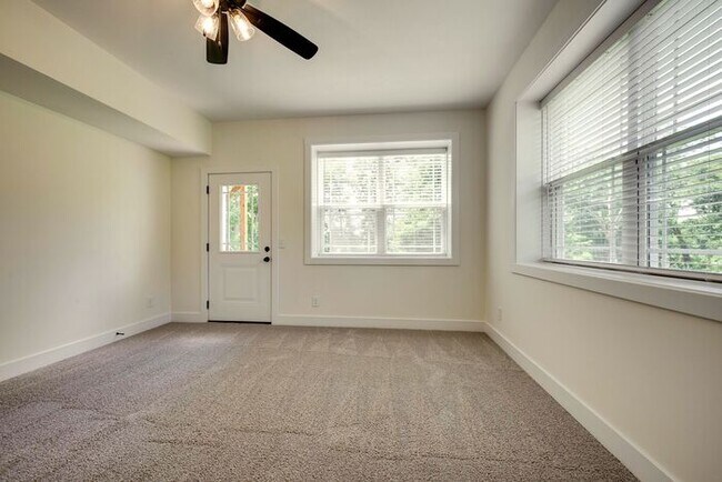 Building Photo - 420 Stonemeadow Rd