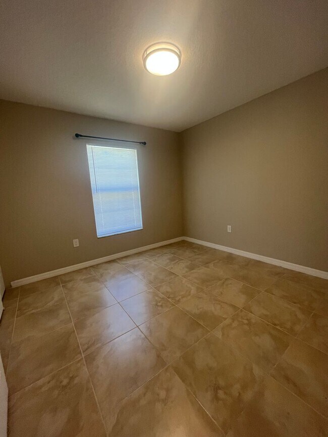 Building Photo - Newer Home with Fenced in Yard!!