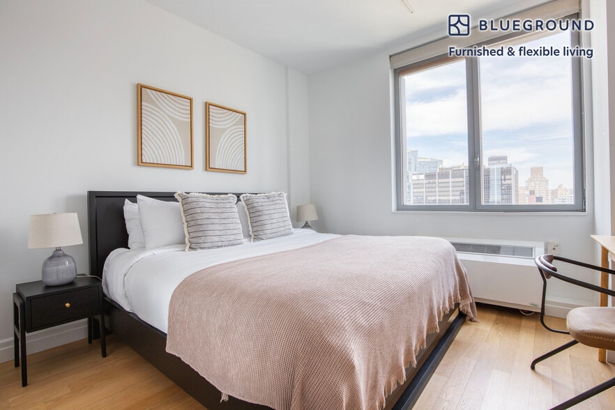 Building Photo - 550 W 54th St