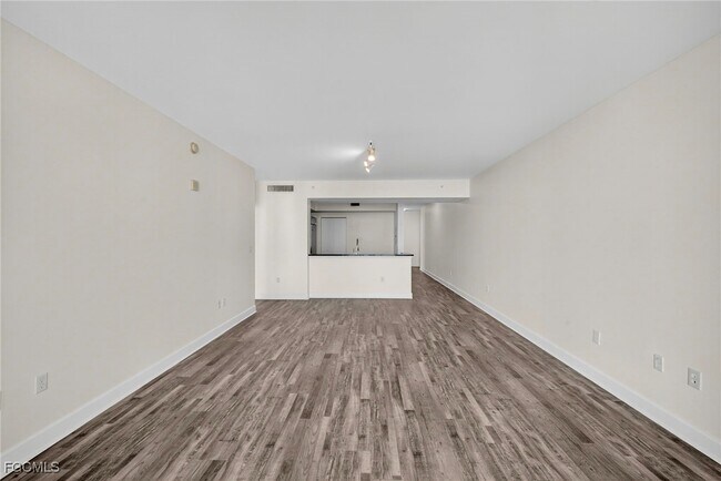 Building Photo - 3000 Oasis Grand Blvd