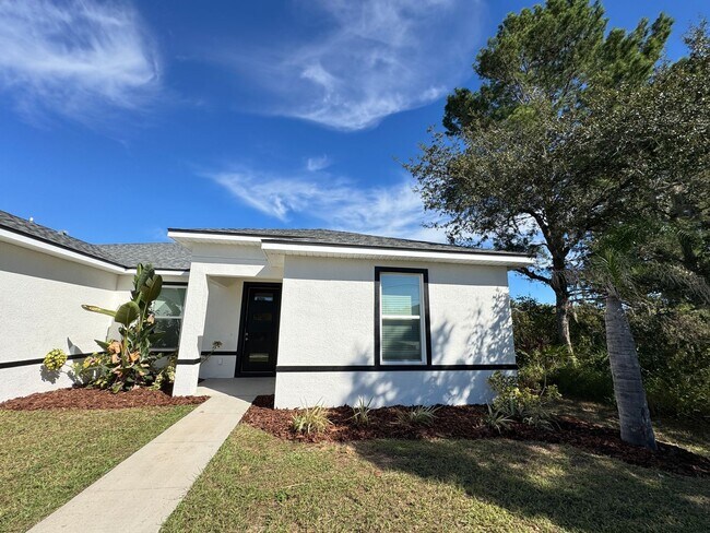 Building Photo - $500 OFF OF A MONTH OF RENT! Beautiful 4BD/2BA Home in Poinciana – No HOA Approval Needed! Pets W...