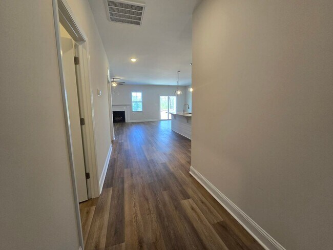 Building Photo - 4 Bedroom, 2 Bath Ranch Available for Rent Now!