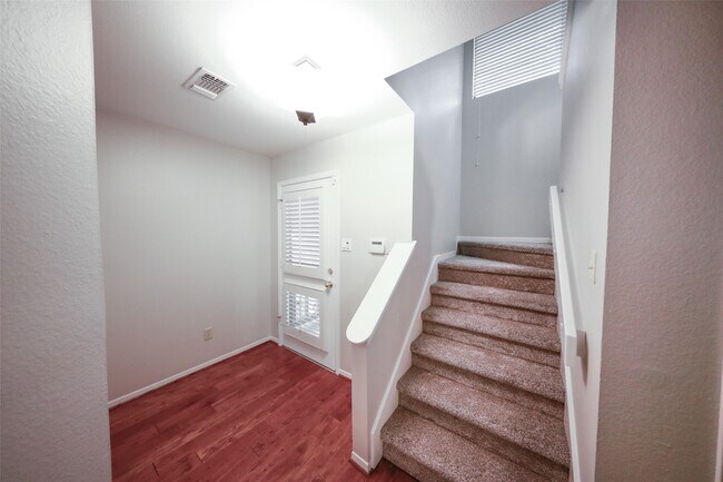 Building Photo - 70 Cokeberry Ct