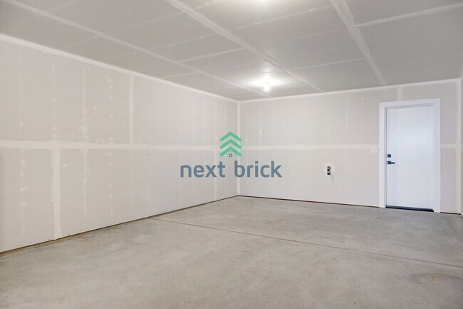 Building Photo - A fabulous 3 bedroom and 3 bathroom house
