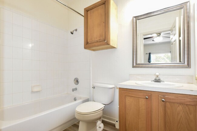 Building Photo - 436 NW 50th Blvd. (Monticello at Millpond)