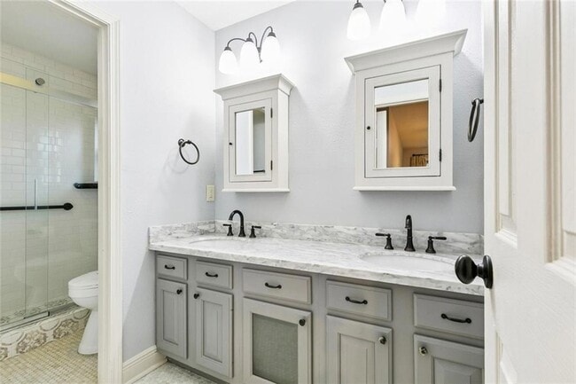 Building Photo - 1433 Poinsettia Dr