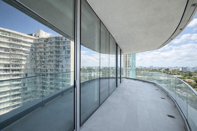 Building Photo - 175 SE 25th Rd