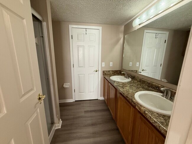 Building Photo - Updated 3 Bed, 2.5 Bath Home