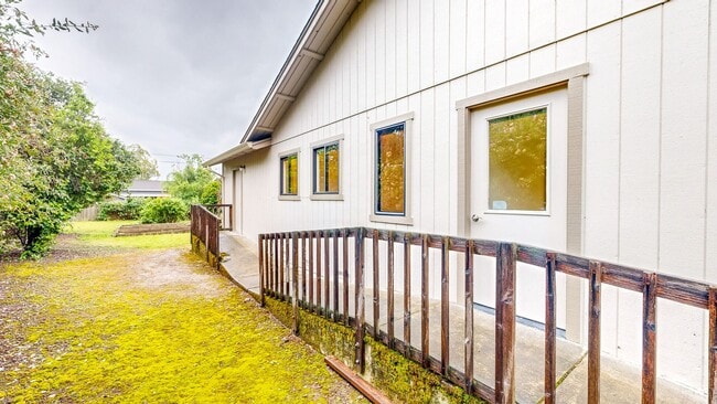 Building Photo - Bright and Beautiful 4 bedroom 2.5 Bath with large enclosed back yard and close proximity to Mari...