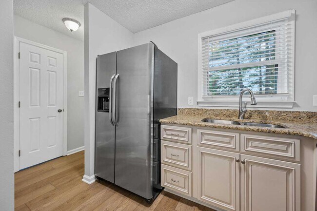 Building Photo - Convenient location