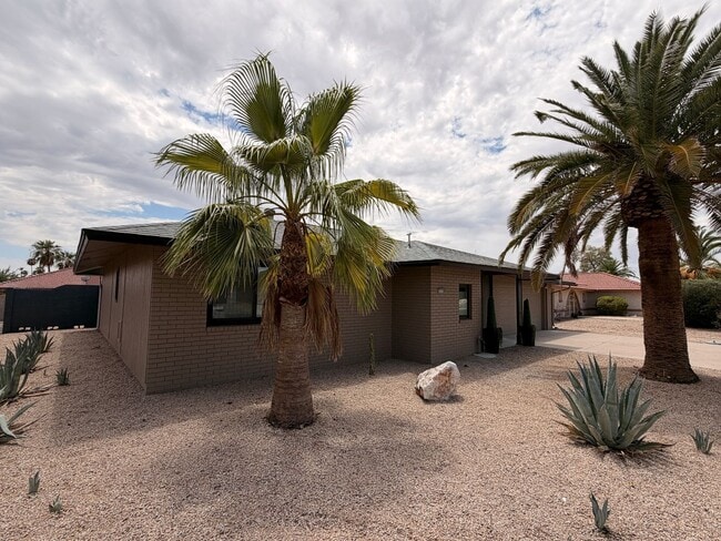 Building Photo - 13139 W Seville Dr