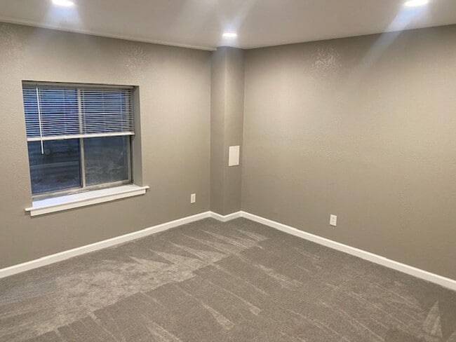 Building Photo - 3 bed 3 bath townhome - Ready 4/10/26
