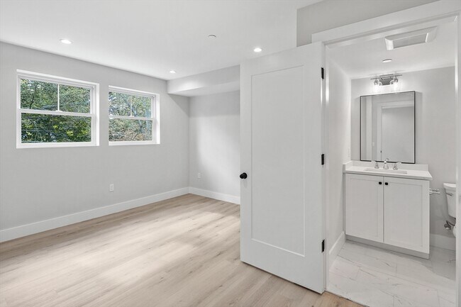 Building Photo - 186 Bedford St