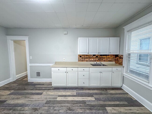 Building Photo - 318-320 Howard Ave