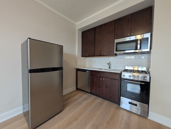 Building Photo - 3335 W Diversey Ave