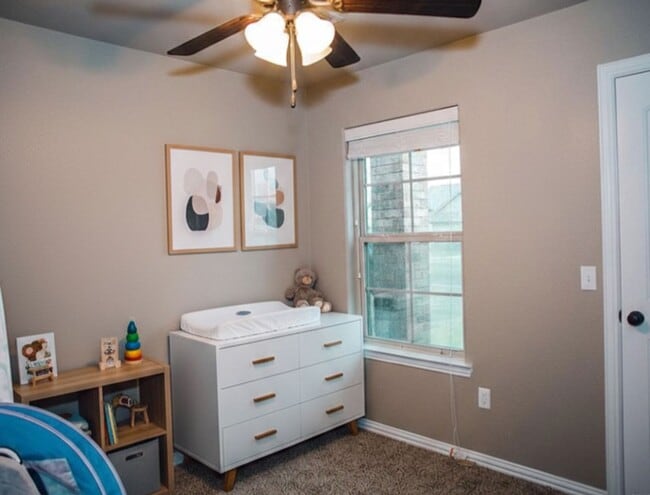 Building Photo - Stunning home with a large fenced yard