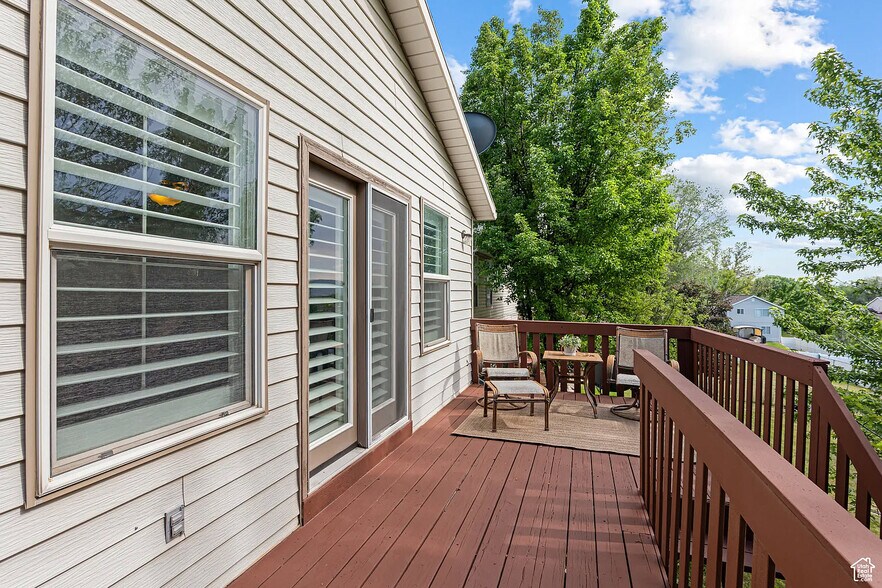 Deck with gorgeous valley views and night light - 11770 S Dry Creek Rd