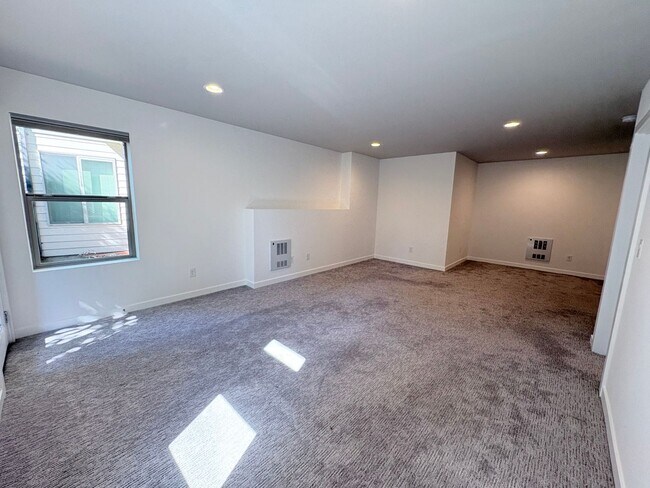 Building Photo - Stunning Home with Great Views