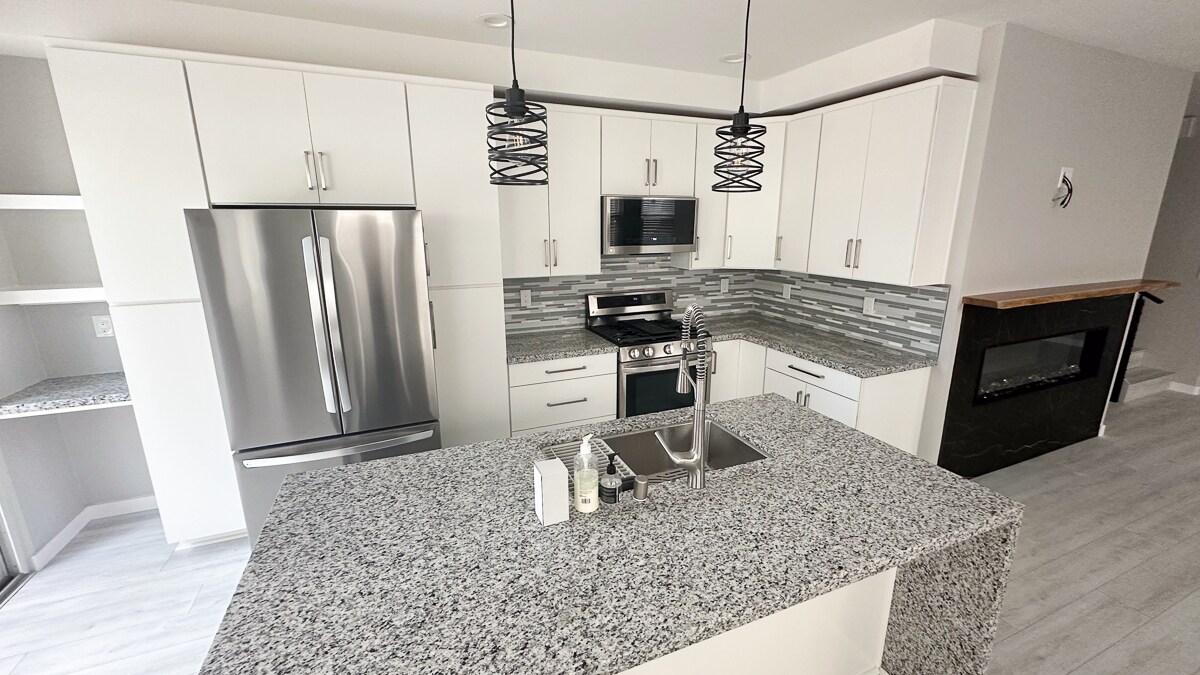Building Photo - 608 Silver Berry Pl