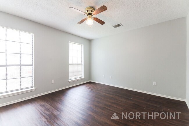 Building Photo - 3 BR/2BA | Updated Single Family Home |  Private backyard | In Dallas!