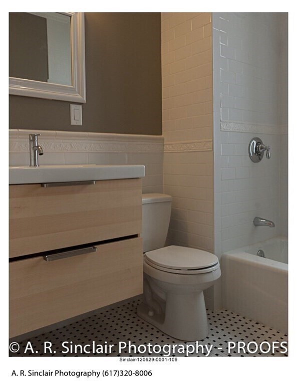 Building Photo - 6 Centre St