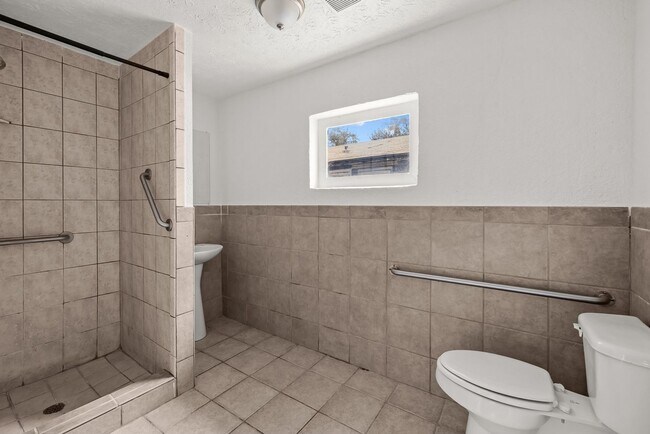 Building Photo - Move-in Special: Receive a $300 gas card with approved application and signed lease.-253 John Mor...