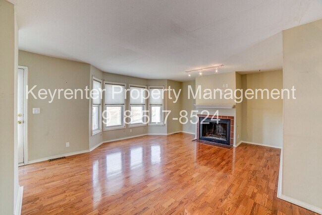 Building Photo - Riverview - Stunning 2 bed 2 bath Townhouse Great Location