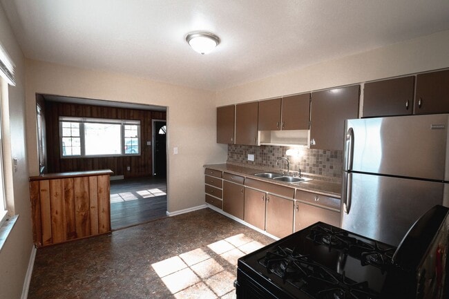 Building Photo - 3 Bedroom House