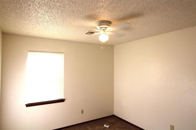 Building Photo - 316 Falcon Ct