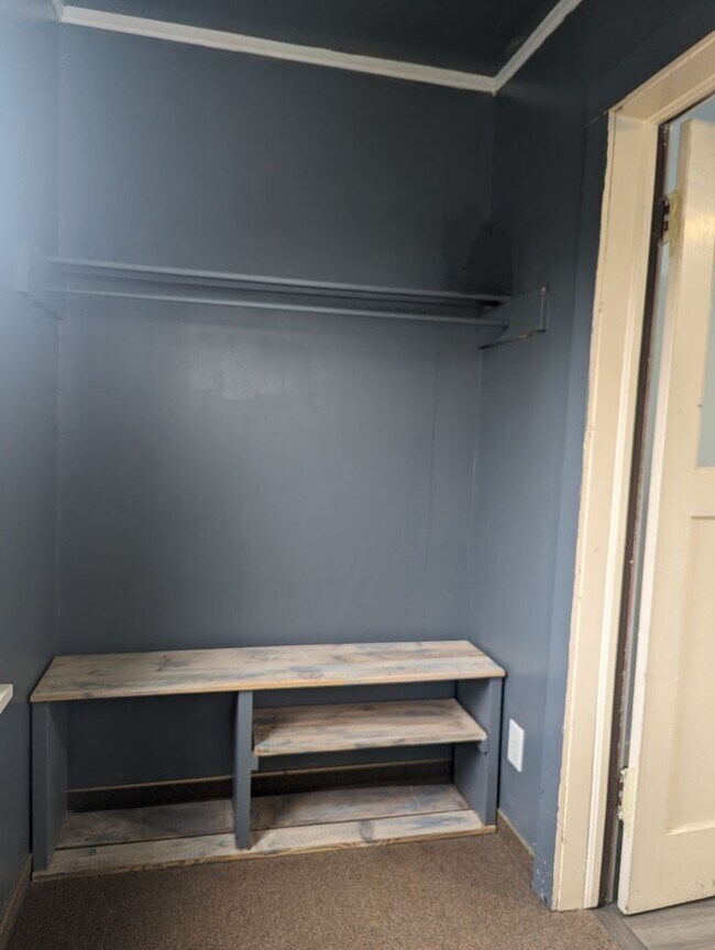 Building Photo - Quaint 2 bedroom Craigmont house