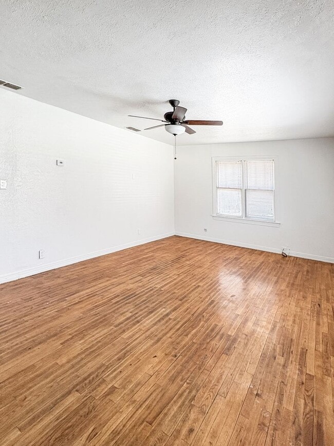 Building Photo - 1207 E Scharbauer St