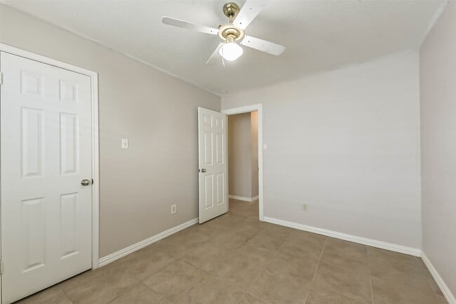 Building Photo - 2533 Potomac Dr