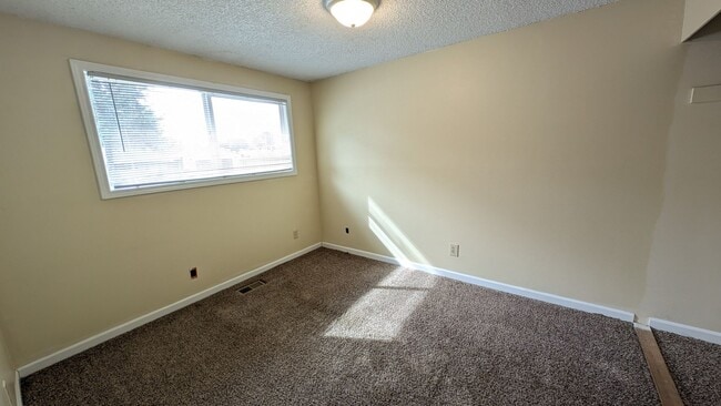 Building Photo - 2 bedroom 1 bath single level duplex