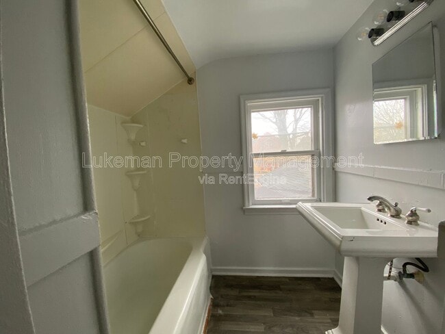 Building Photo - 415-417 W Oak