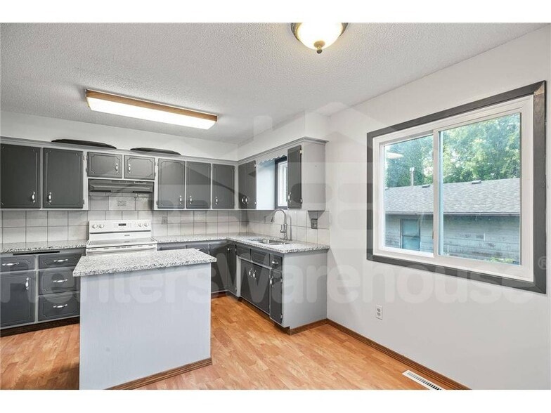 Primary Photo - 1360 Adams St S