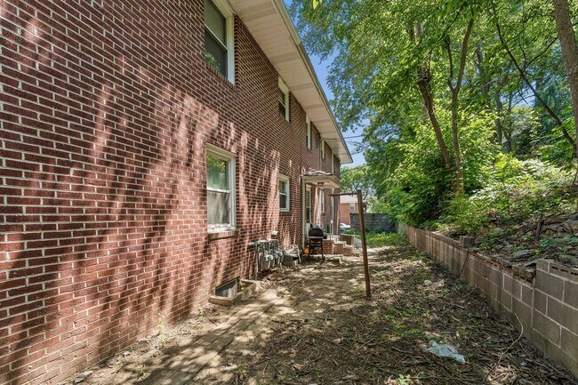 Building Photo - 1210 N 60th St